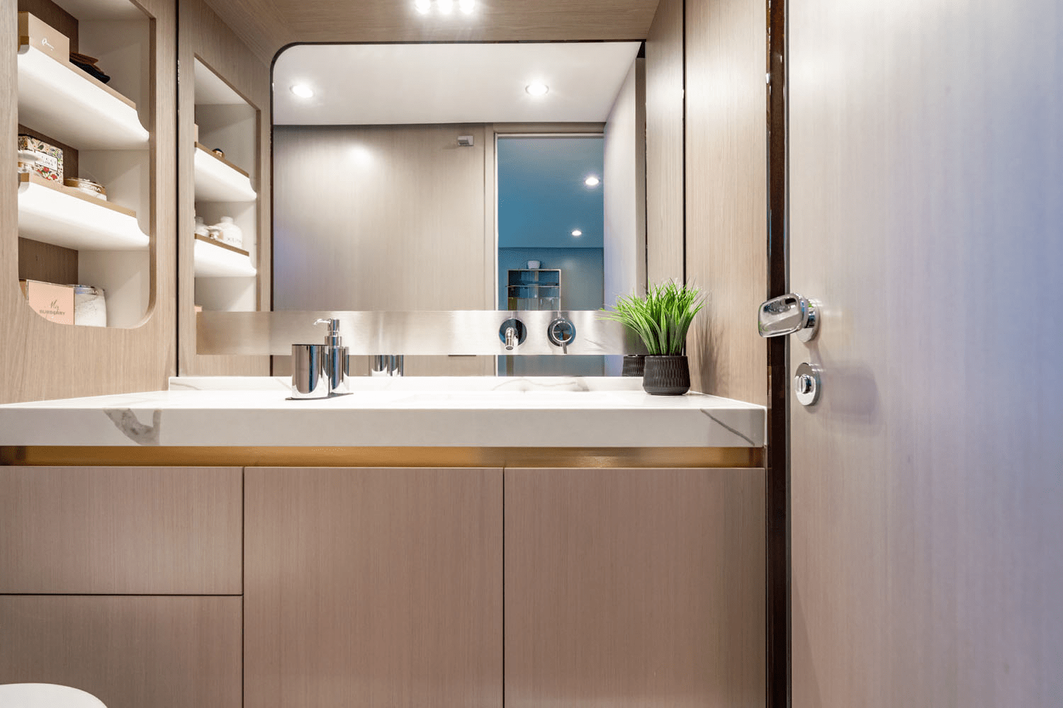 Slide: The Image of Azimut 60 FLY 2024 - 26