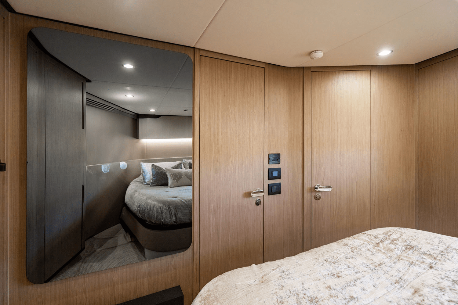 Slide: The Image of Azimut 60 FLY 2024 - 32