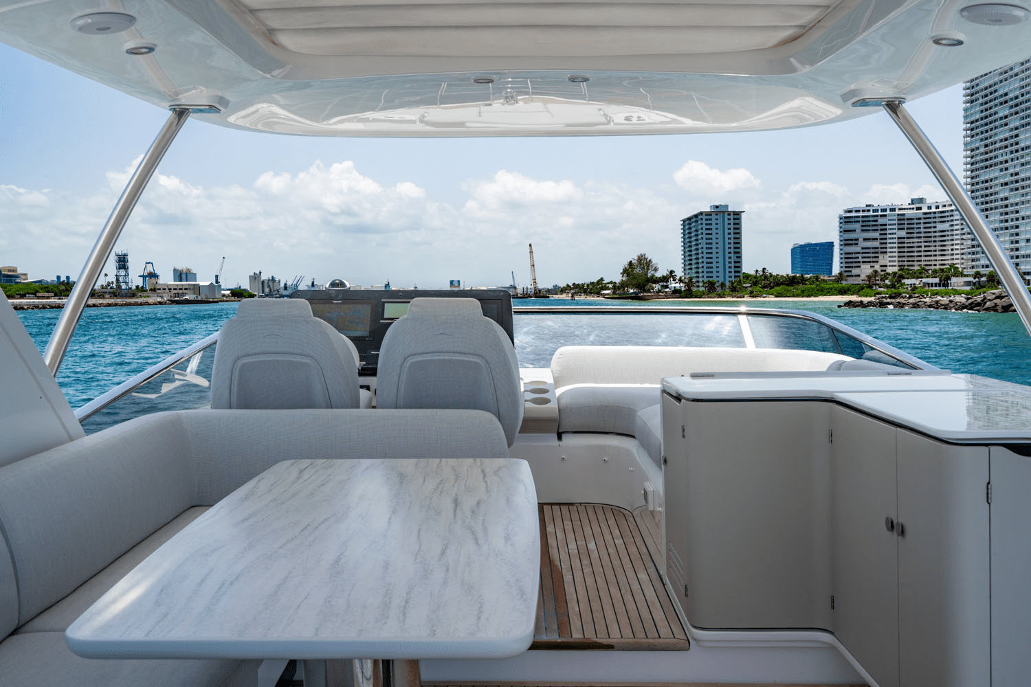 Slide: The Image of Azimut 60 FLY 2024 - 60