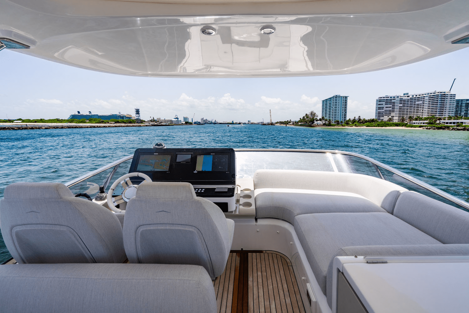 Slide: The Image of Azimut 60 FLY 2024 - 62