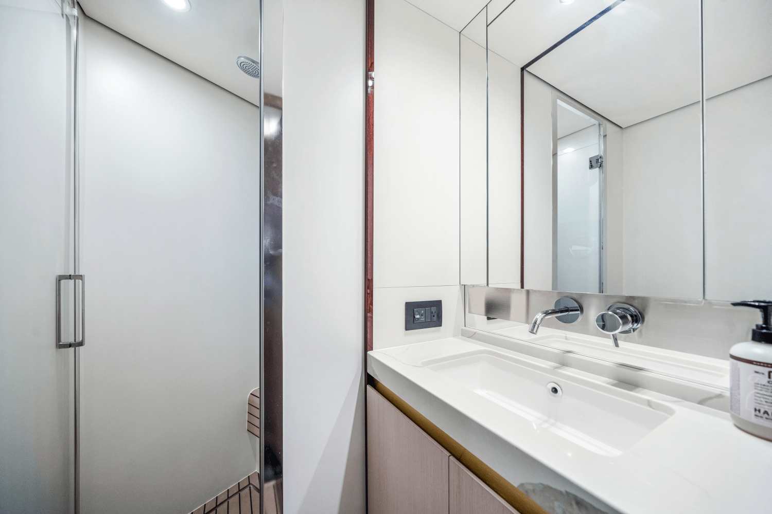 Slide: The Image of Azimut 60 FLYBRIDGE 2021 - 15