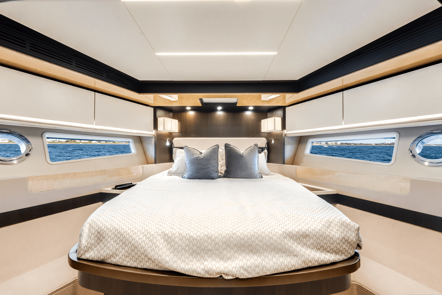Slide: The Image of Azimut 66 FLY 2019 - 14
