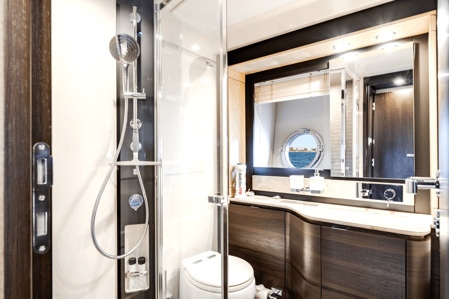 Slide: The Image of Azimut 66 FLY 2019 - 16