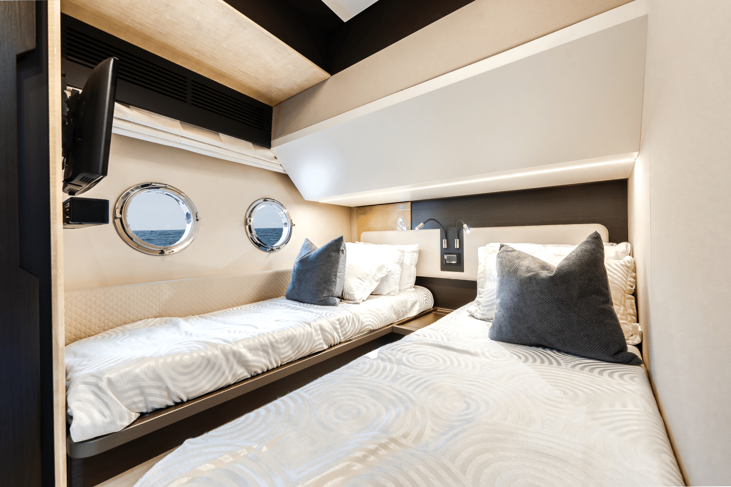 Slide: The Image of Azimut 66 FLY 2019 - 18