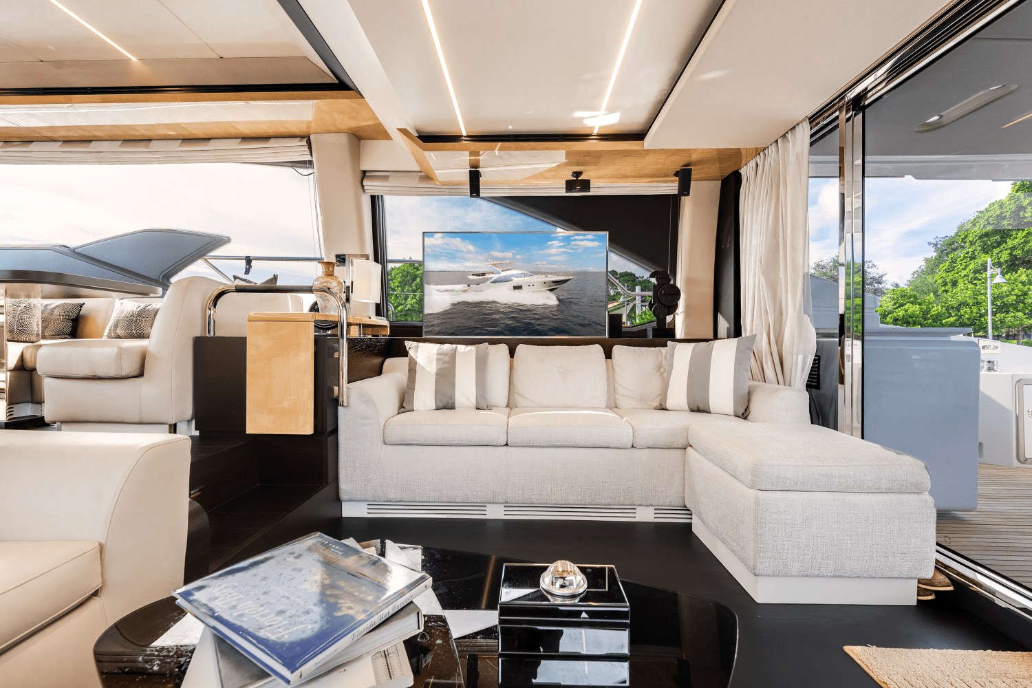Slide: The Image of Azimut 66 FLY 2019 - 31