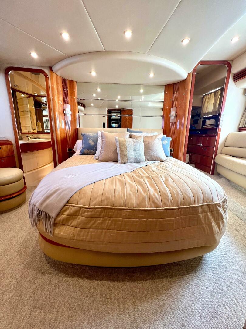 Slide: The Image of Azimut 68 Plus 2002 - 4813173