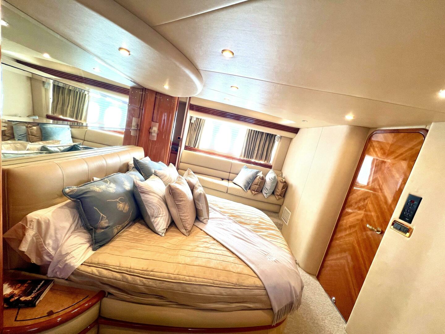 Slide: The Image of Azimut 68 Plus 2002 - 4813174