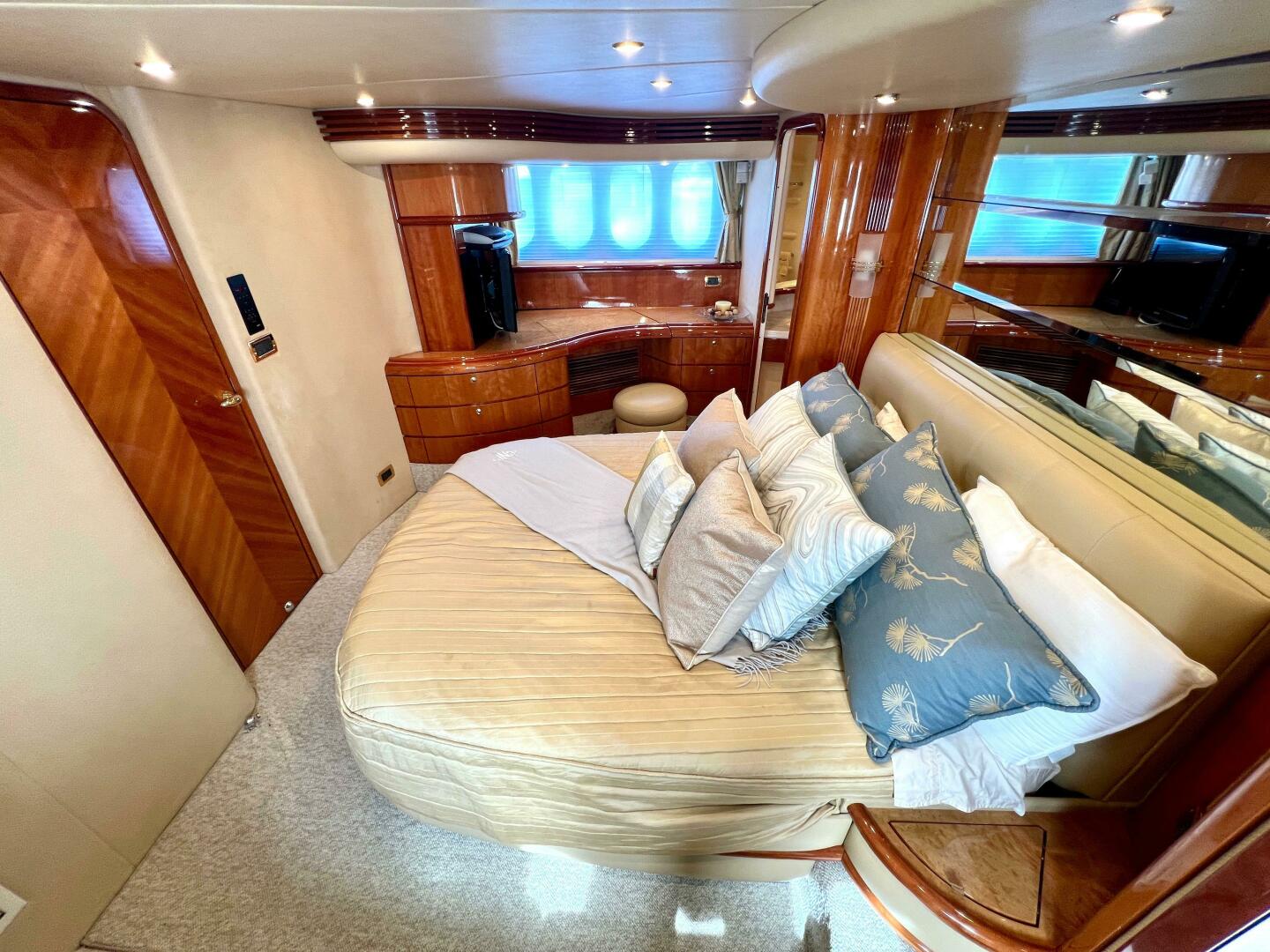 Slide: The Image of Azimut 68 Plus 2002 - 4813177