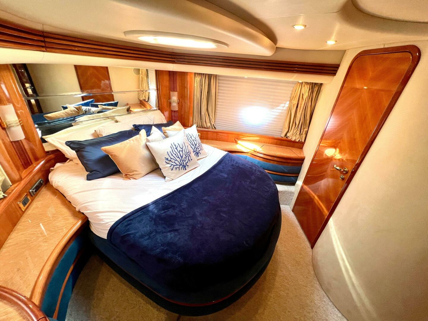 Slide: The Image of Azimut 68 Plus 2002 - 4813148