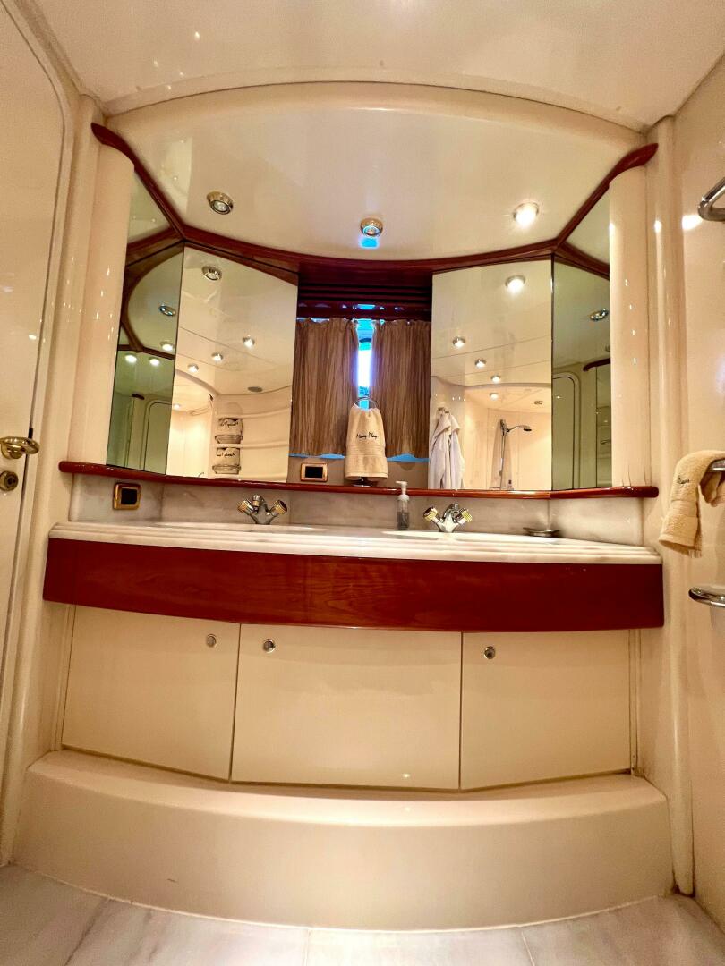 Slide: The Image of Azimut 68 Plus 2002 - 4813180