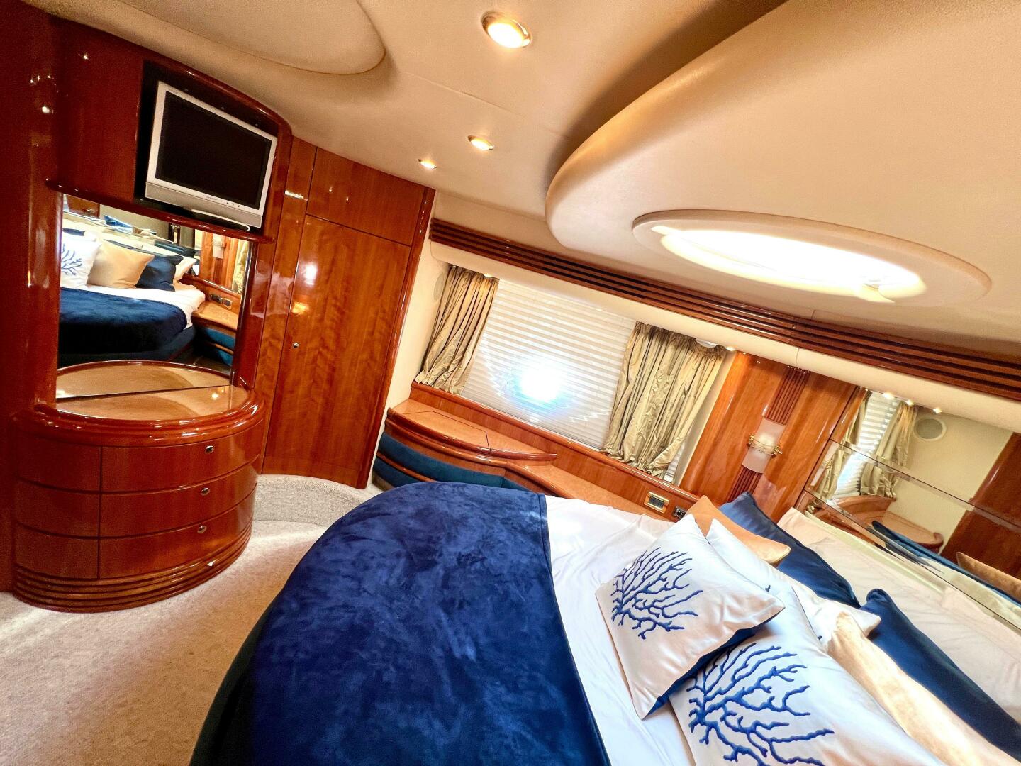 Slide: The Image of Azimut 68 Plus 2002 - 4813183