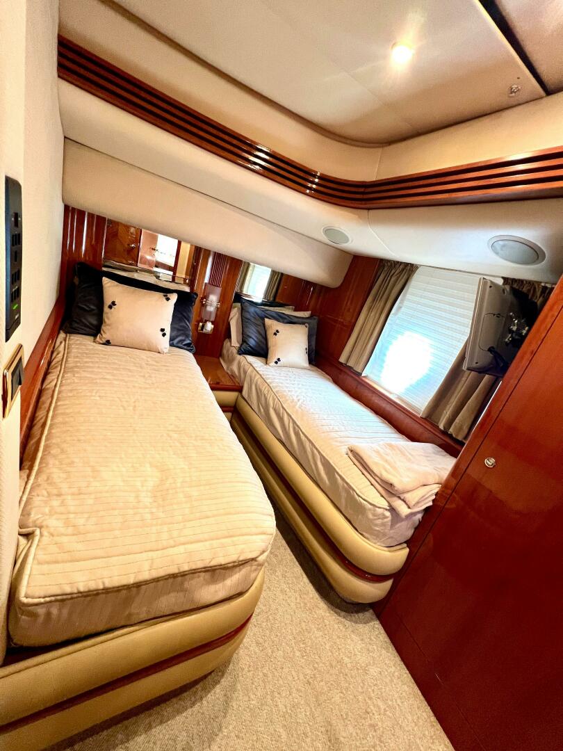 Slide: The Image of Azimut 68 Plus 2002 - 4813186