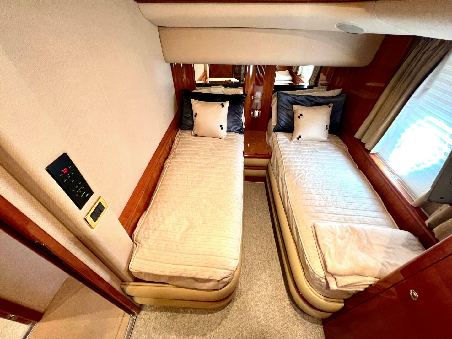 Slide: The Image of Azimut 68 Plus 2002 - 4813187
