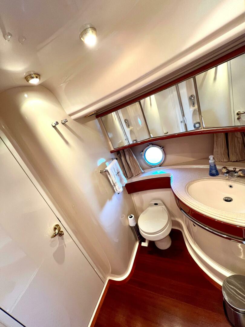 Slide: The Image of Azimut 68 Plus 2002 - 4813194