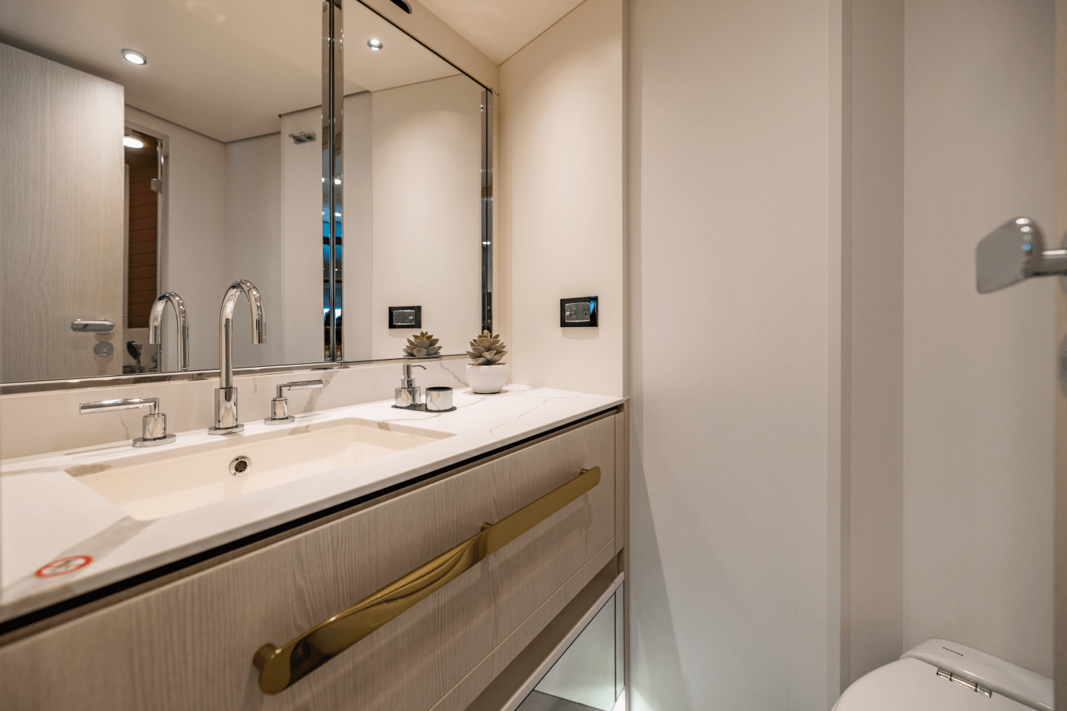 Slide: The Image of Azimut 78 FLY 2023 - 104
