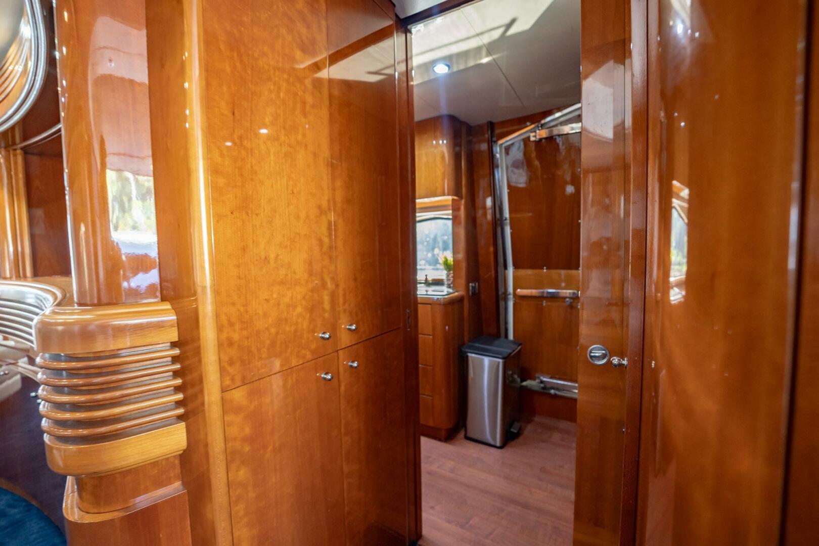 Slide: The Image of Azimut 80 Carat 2003 - 12