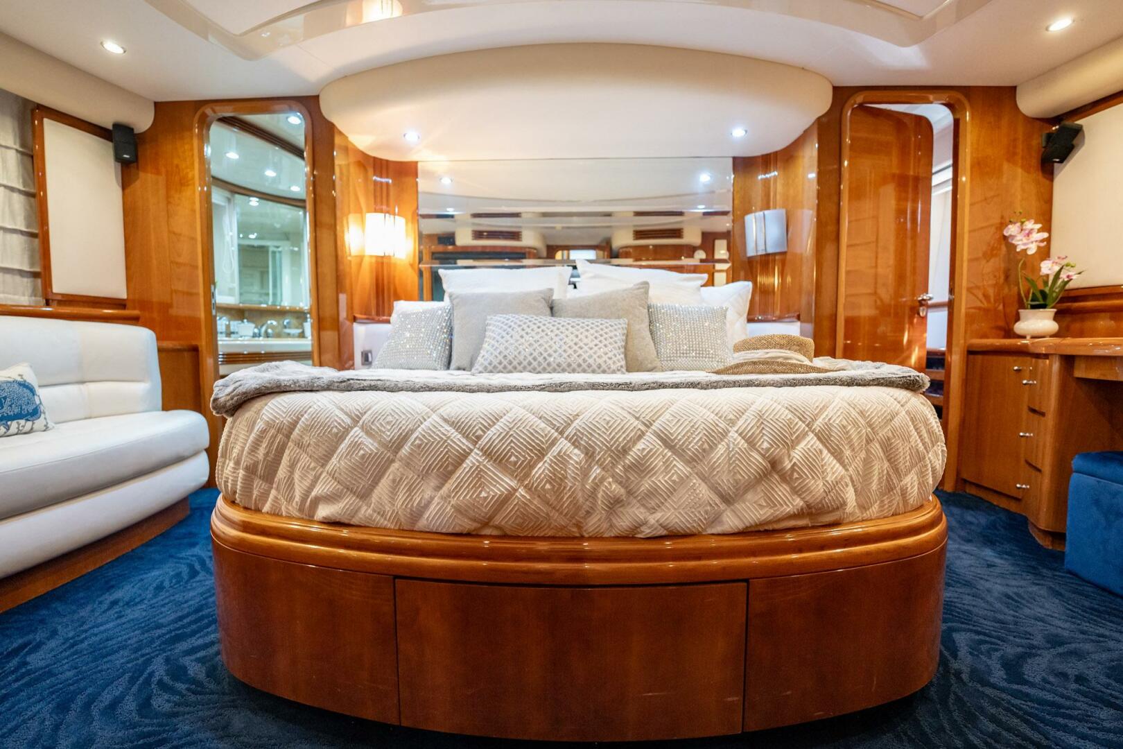 Slide: The Image of Azimut 80 Carat 2003 - 22