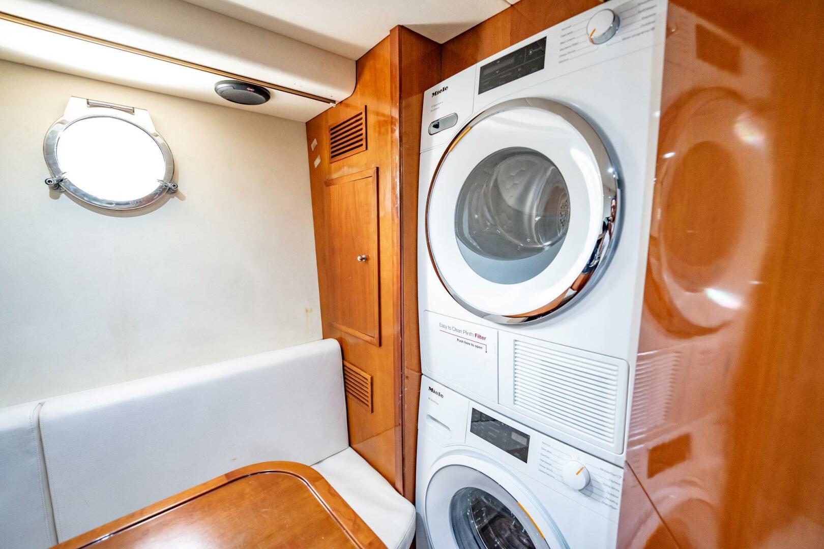 Slide: The Image of Azimut 80 Carat 2003 - 48