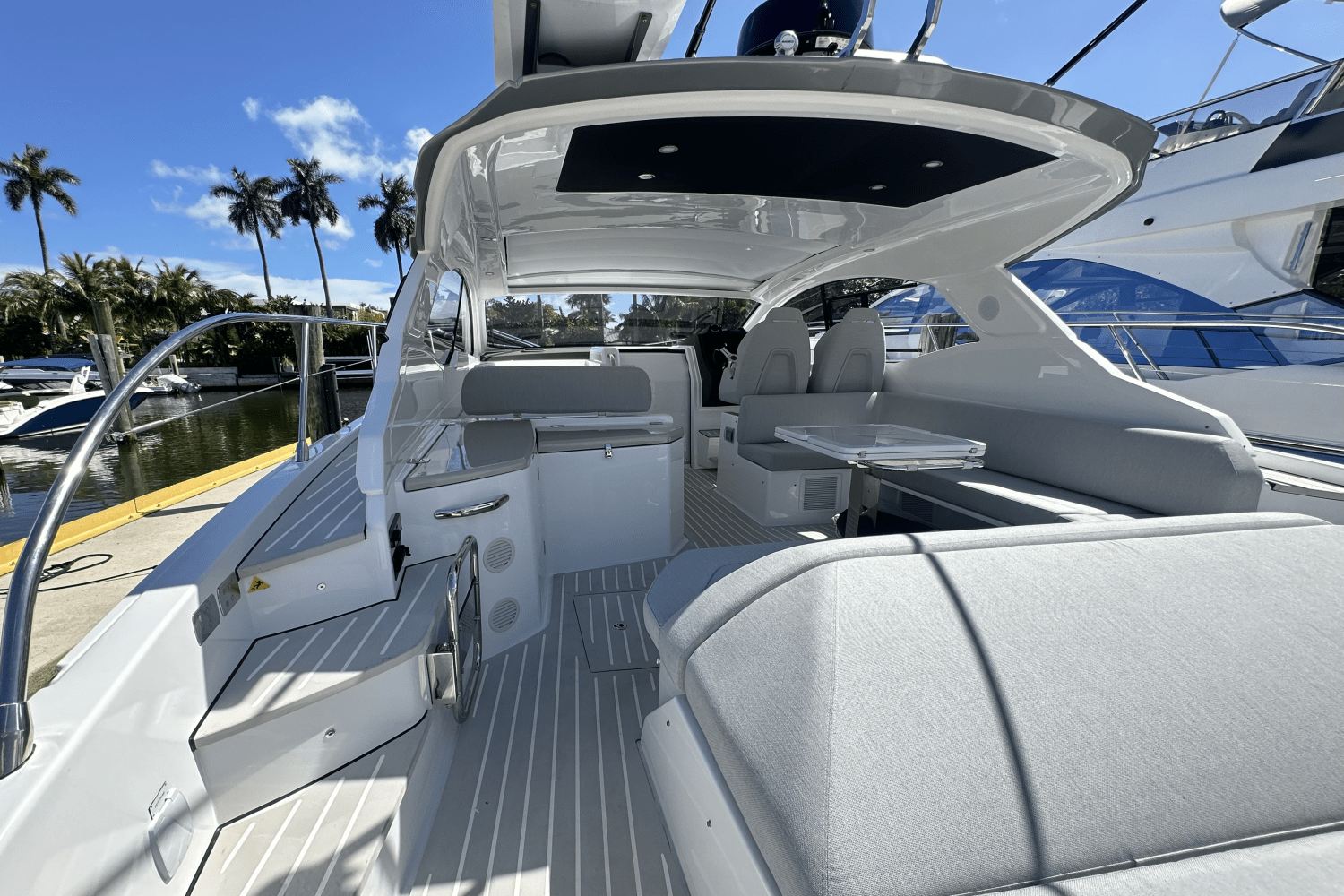 Slide: The Image of Azimut ATLANTIS 45 2025 - 11