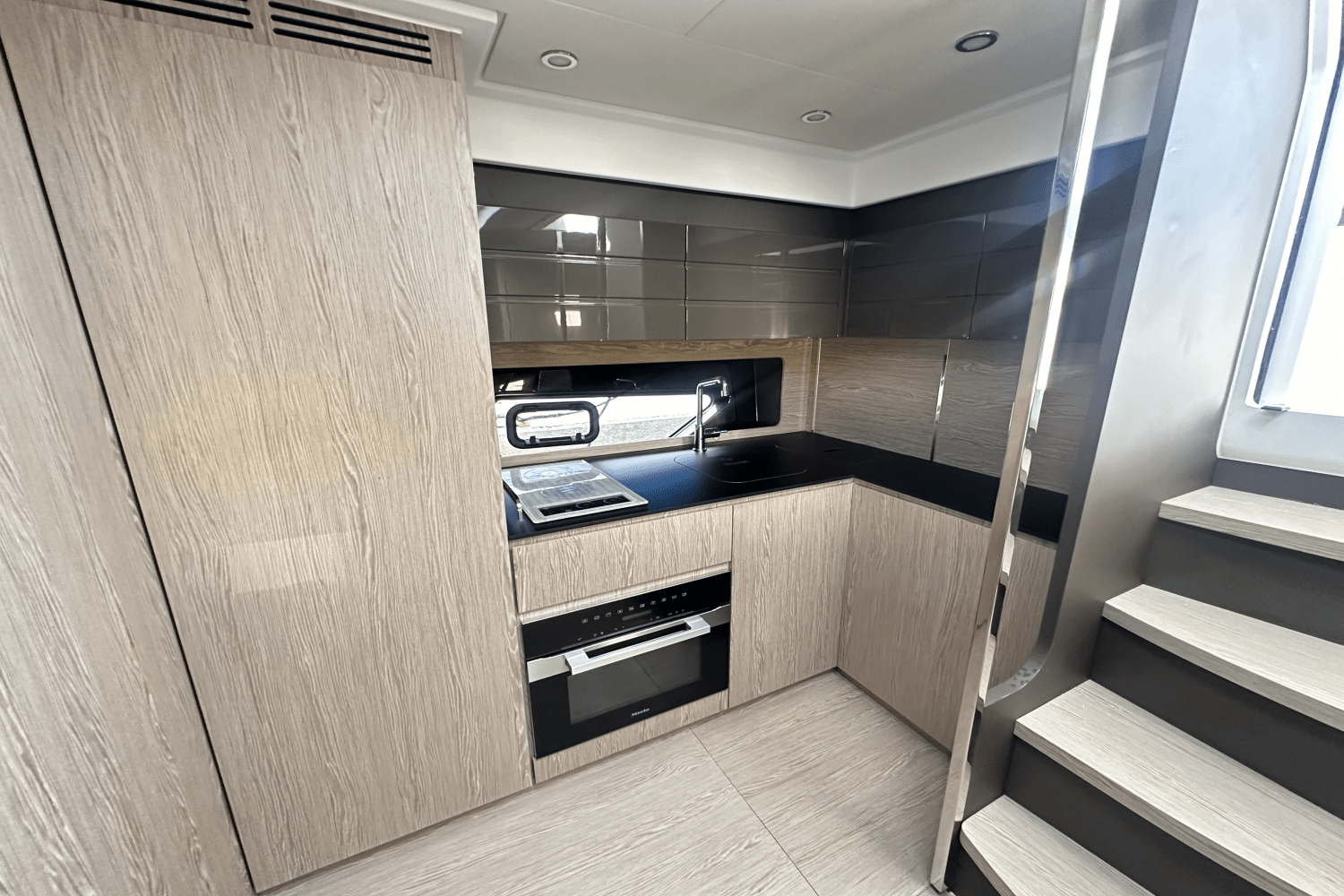 Slide: The Image of Azimut ATLANTIS 45 2025 - 27