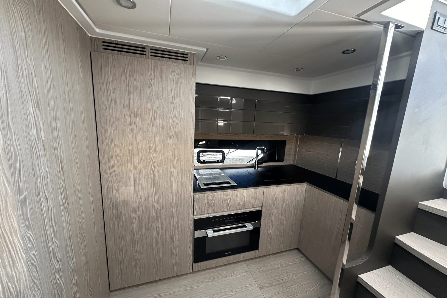 Slide: The Image of Azimut ATLANTIS 45 2025 - 28