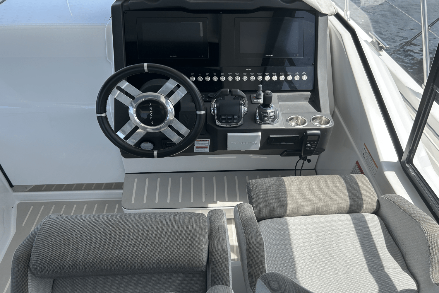 Slide: The Image of Azimut ATLANTIS 51 2021 - 16