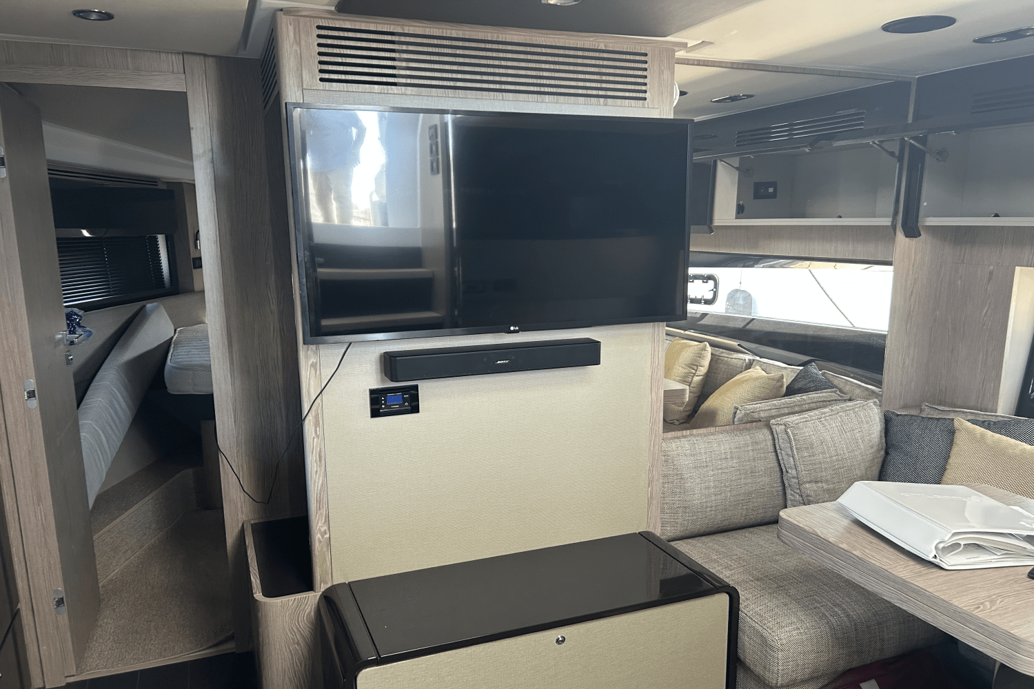 Slide: The Image of Azimut ATLANTIS 51 2021 - 32