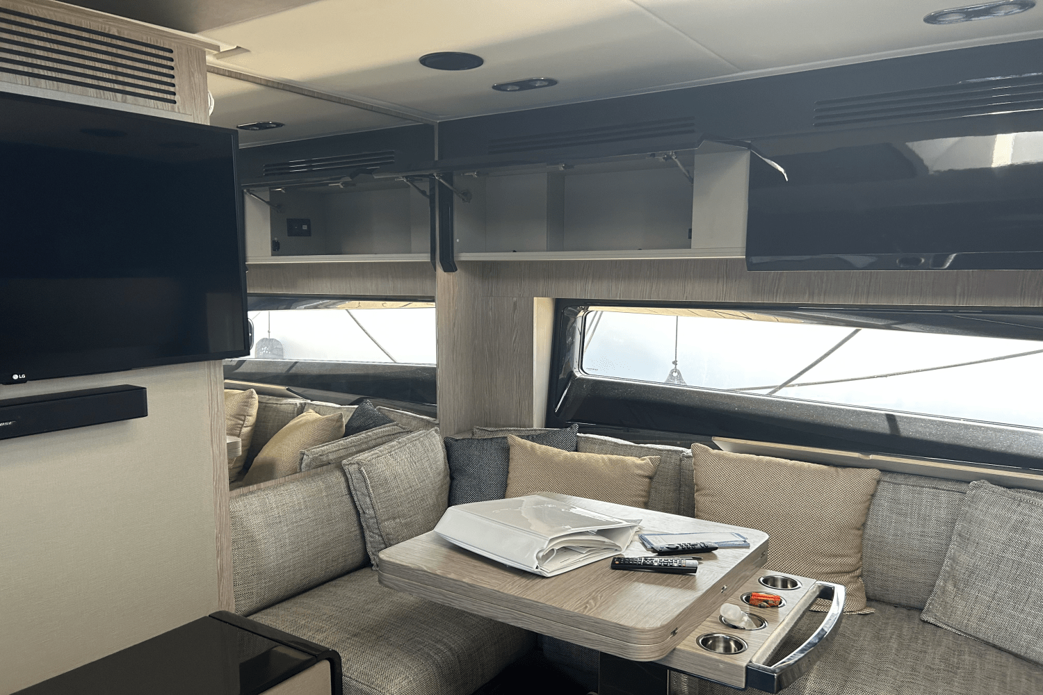 Slide: The Image of Azimut ATLANTIS 51 2021 - 33