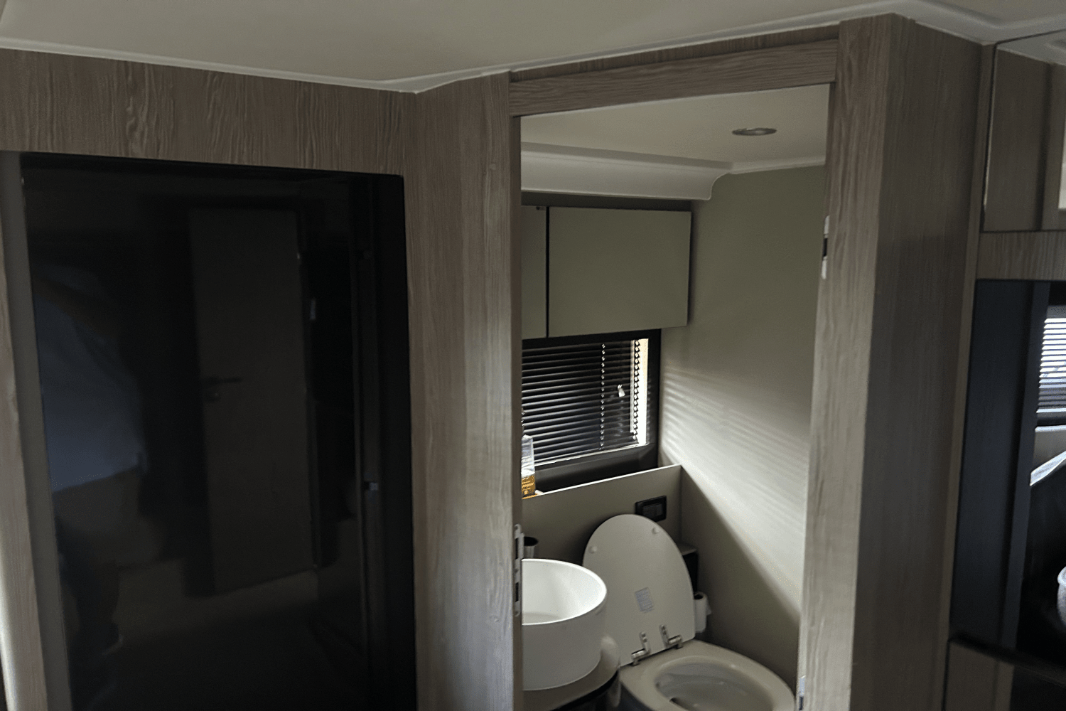 Slide: The Image of Azimut ATLANTIS 51 2021 - 35