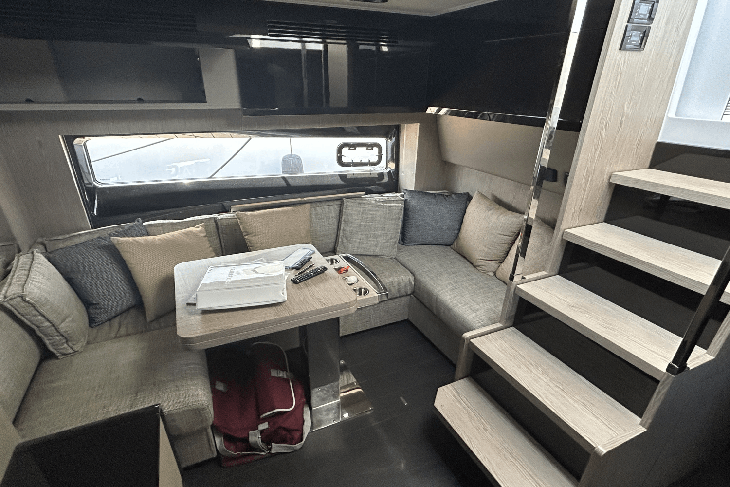 Slide: The Image of Azimut ATLANTIS 51 2021 - 38