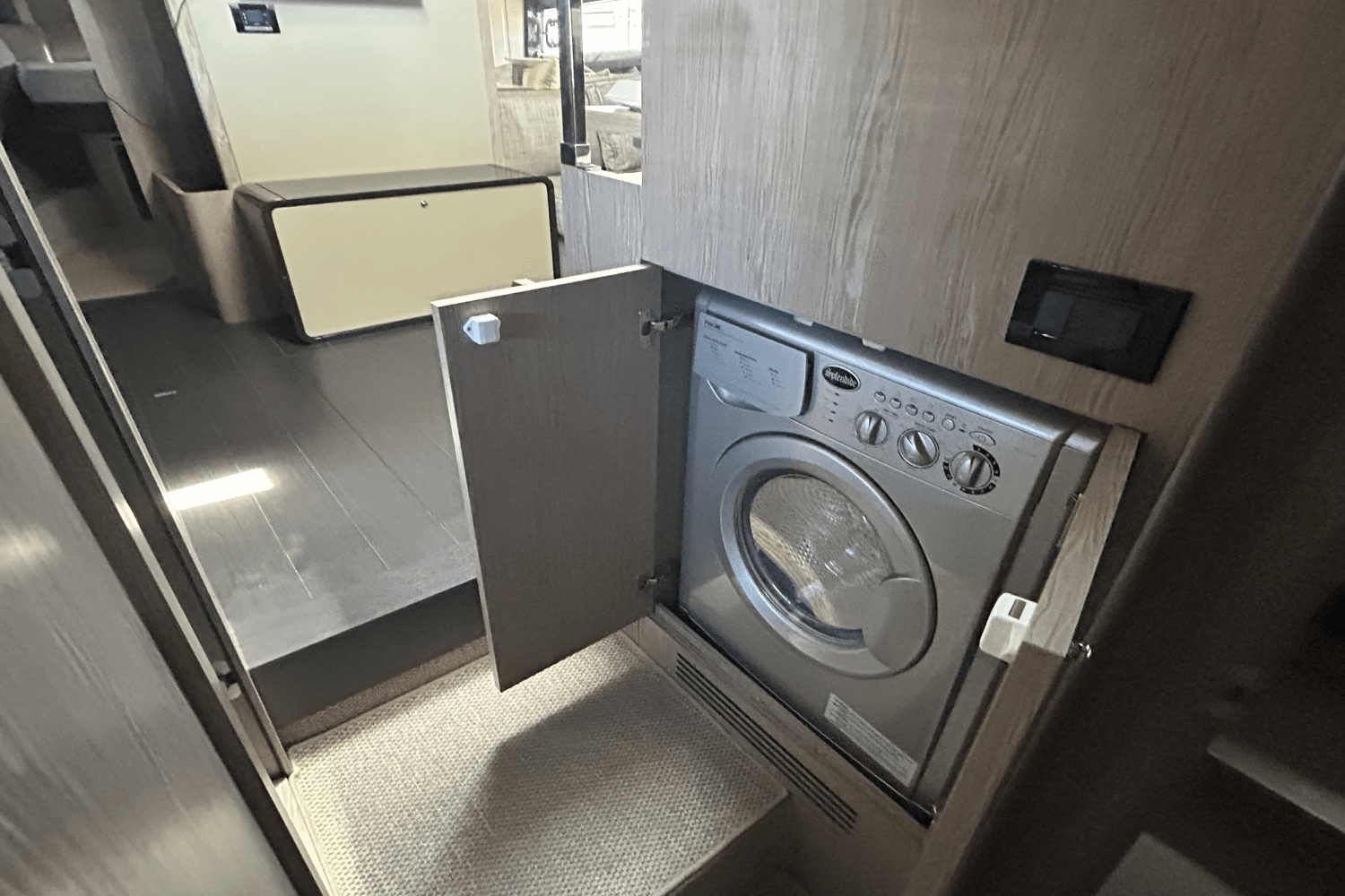 Slide: The Image of Azimut ATLANTIS 51 2021 - 43