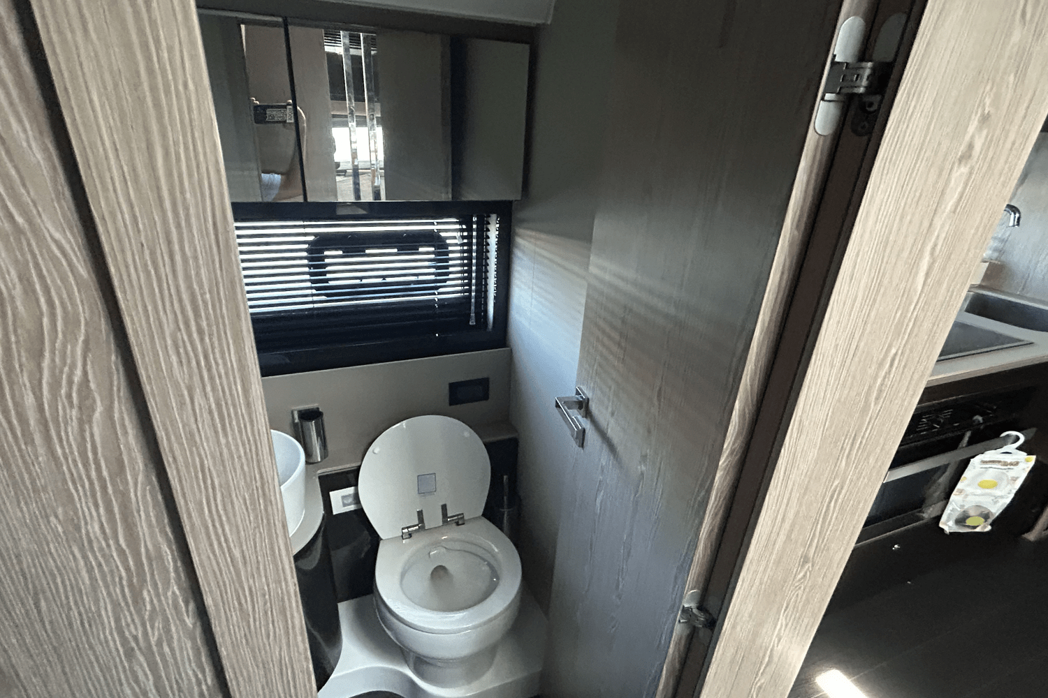 Slide: The Image of Azimut ATLANTIS 51 2021 - 44