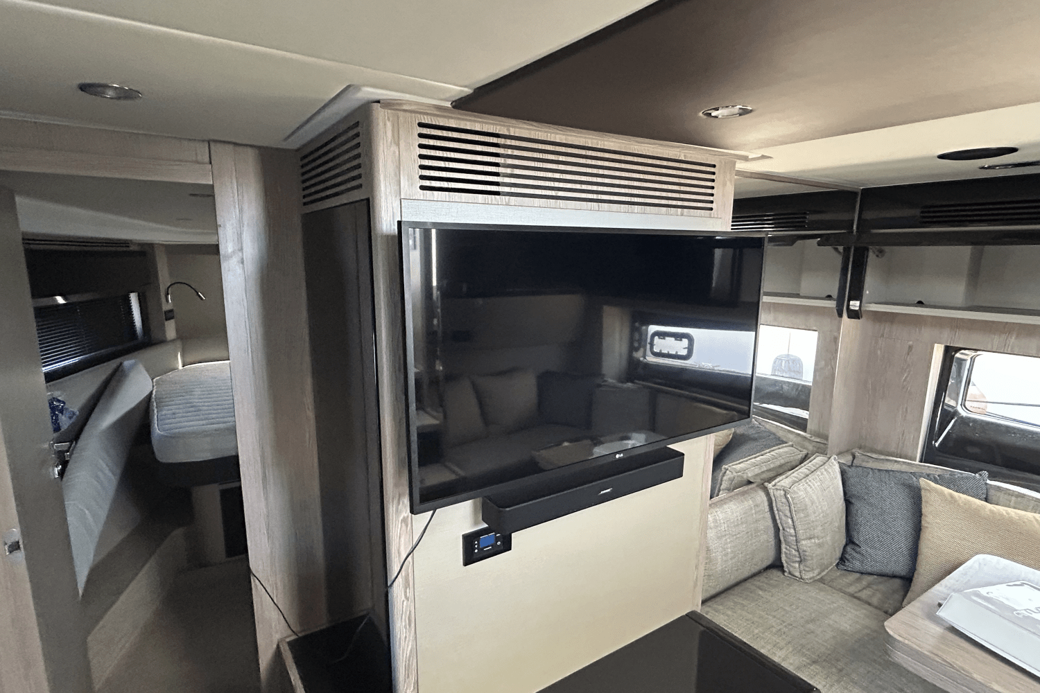 Slide: The Image of Azimut ATLANTIS 51 2021 - 48