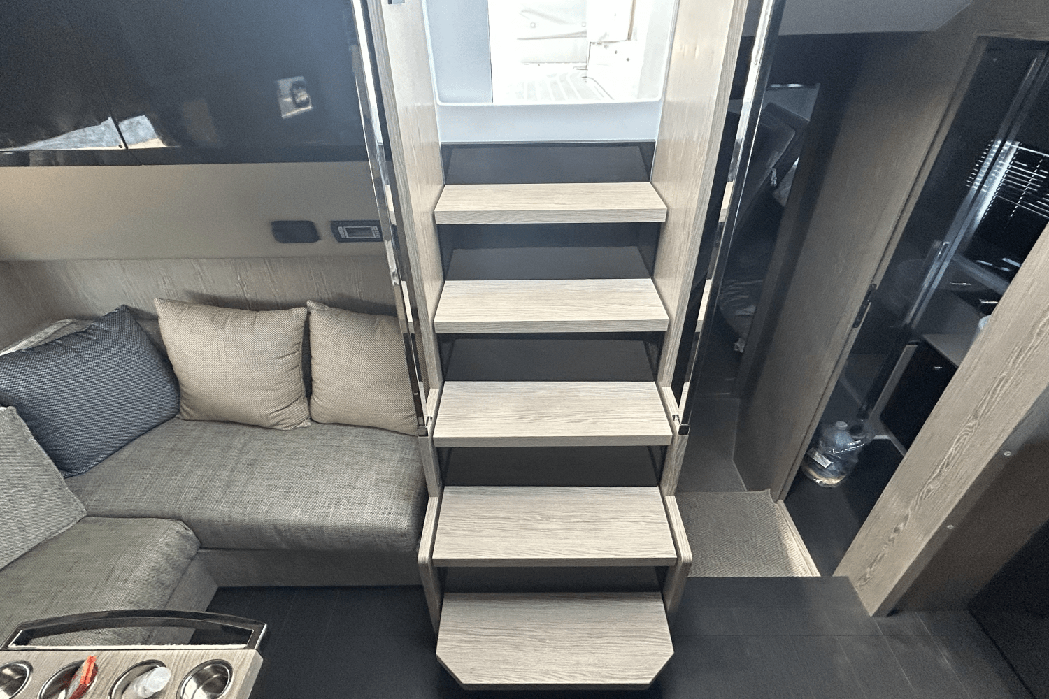 Slide: The Image of Azimut ATLANTIS 51 2021 - 49