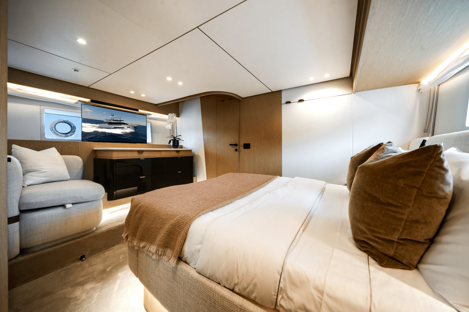 Slide: The Image of Azimut Fly 62 2025 - 36