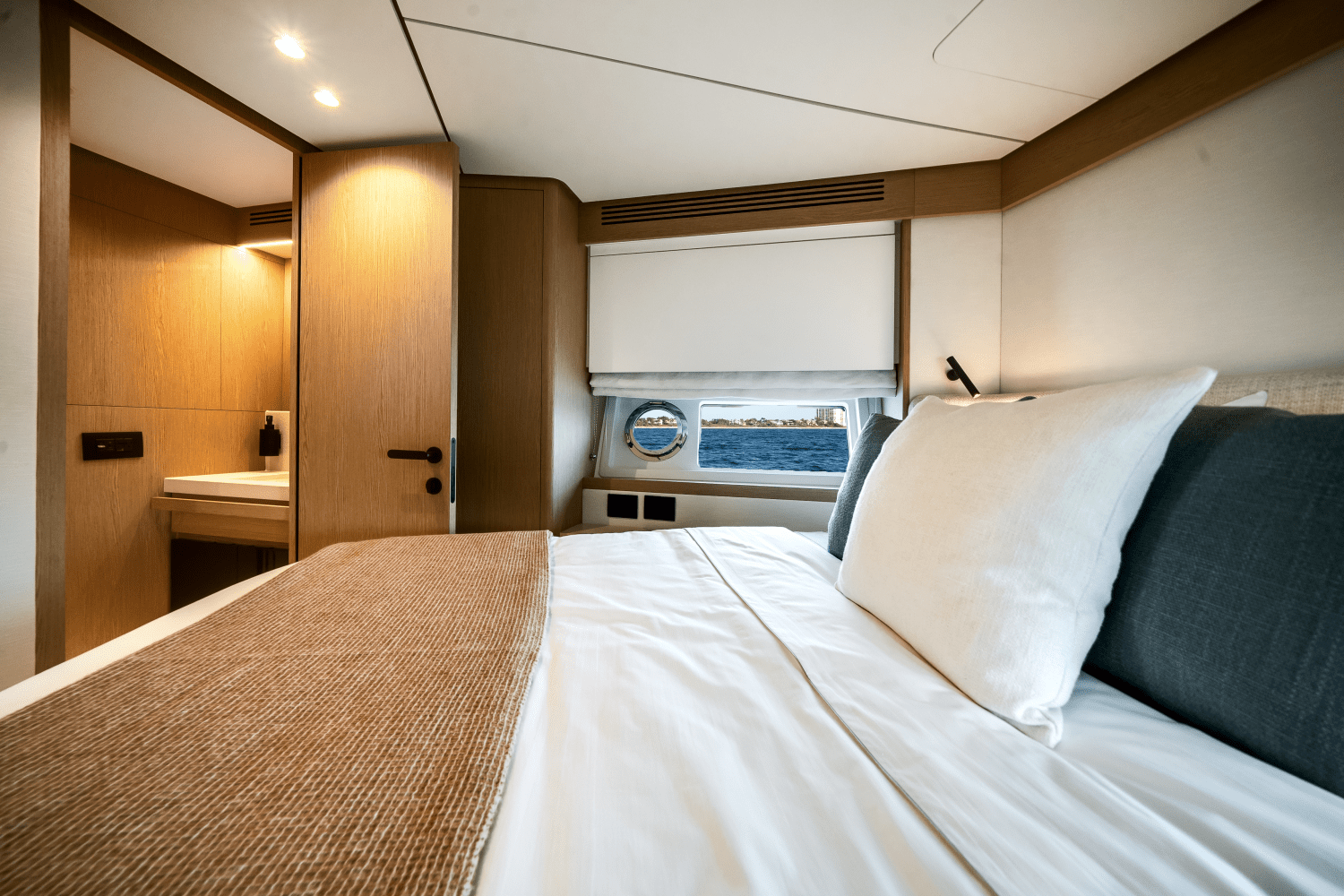 Slide: The Image of Azimut Fly 62 2025 - 43