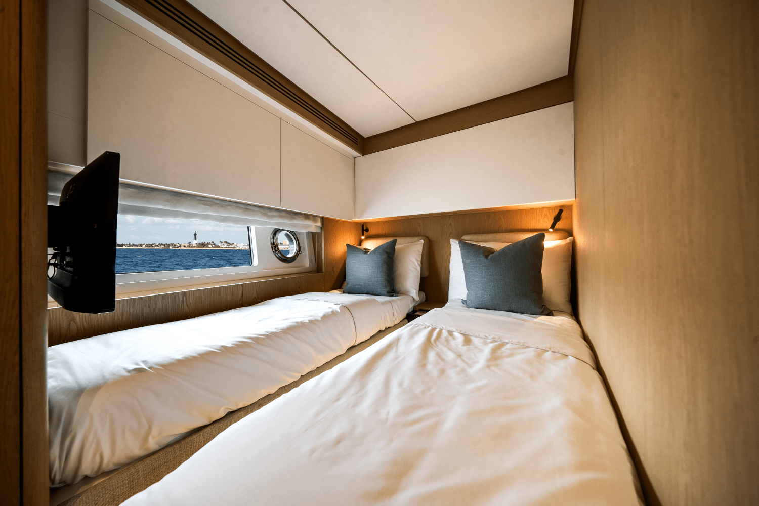 Slide: The Image of Azimut Fly 62 2025 - 46