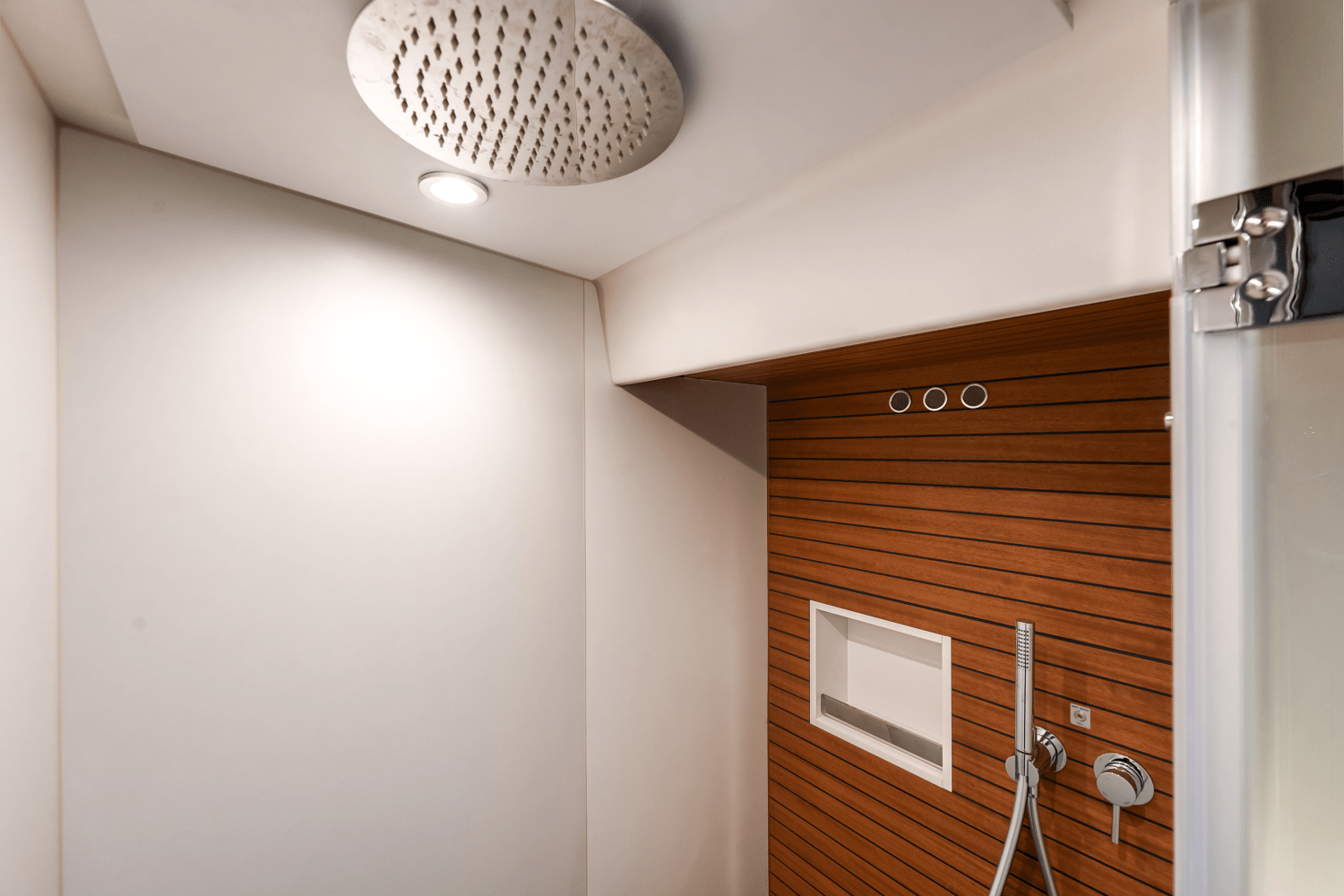 Slide: The Image of Azimut Fly 68 2025 - 31