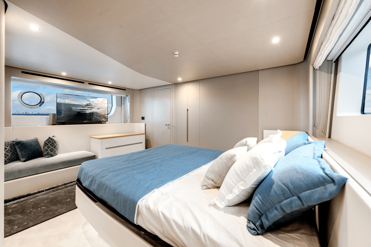 Slide: The Image of Azimut Fly 68 2025 - 35