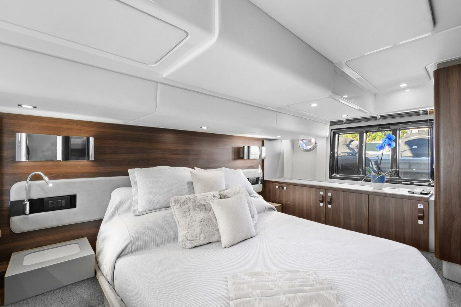 Slide: The Image of Azimut Flybridge 2019 - 5129630