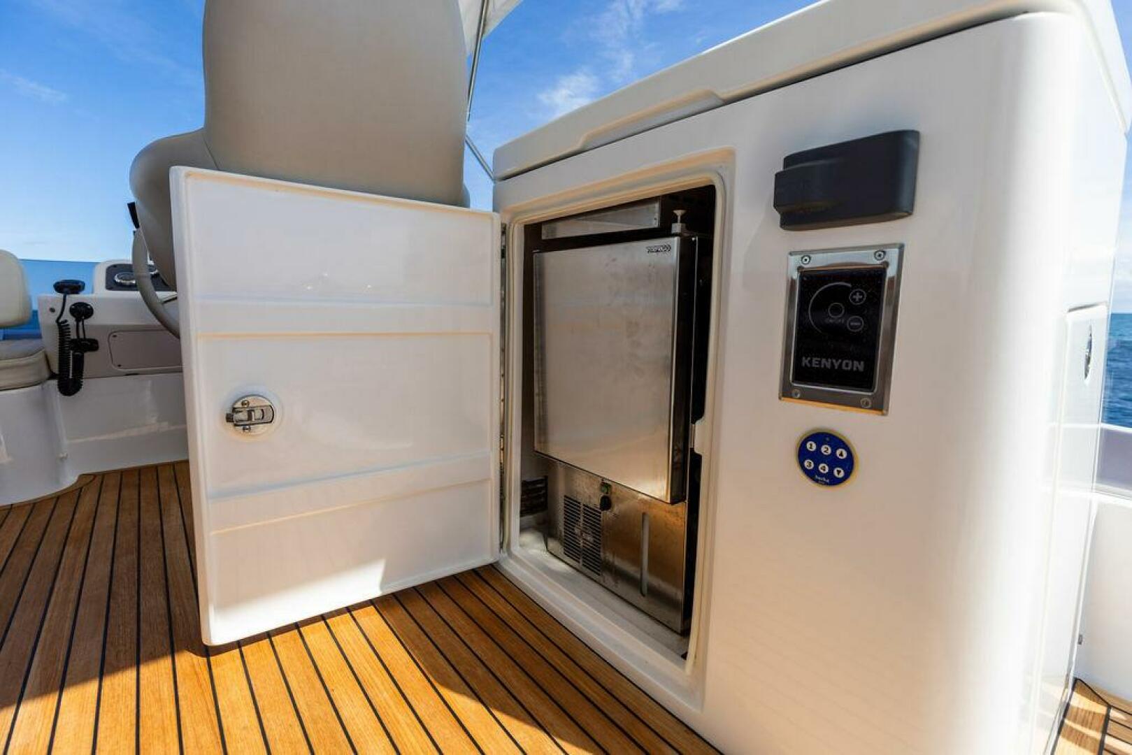 Slide: The Image of Azimut Magellano 53 2017 - 26