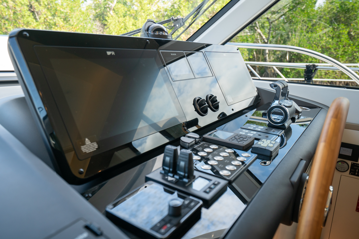 Slide: The Image of Azimut Magellano 60 2025 - 24