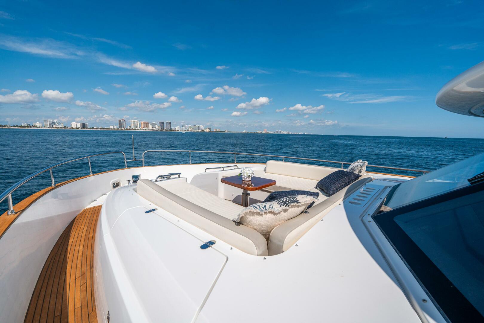 Slide: The Image of Azimut Magellano 66 2018 - 15