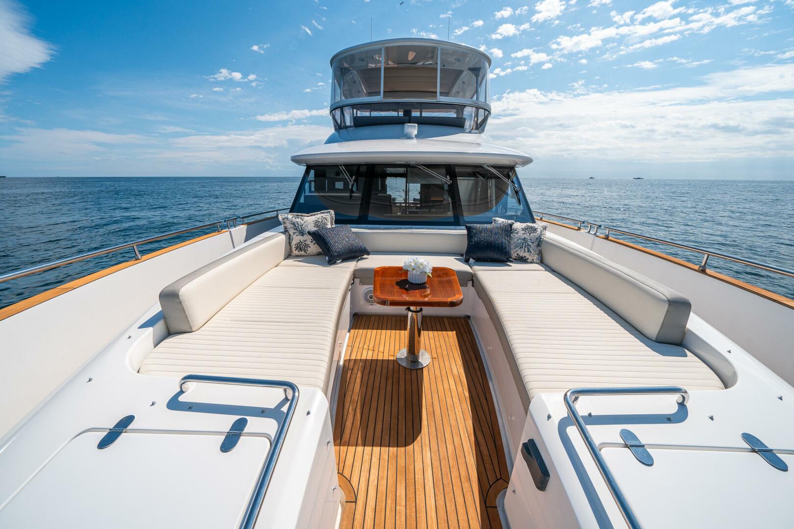 Slide: The Image of Azimut Magellano 66 2018 - 17