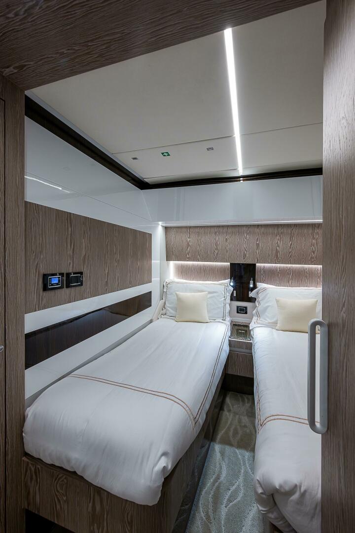 Slide: The Image of Azimut S7 2019 - 4997232