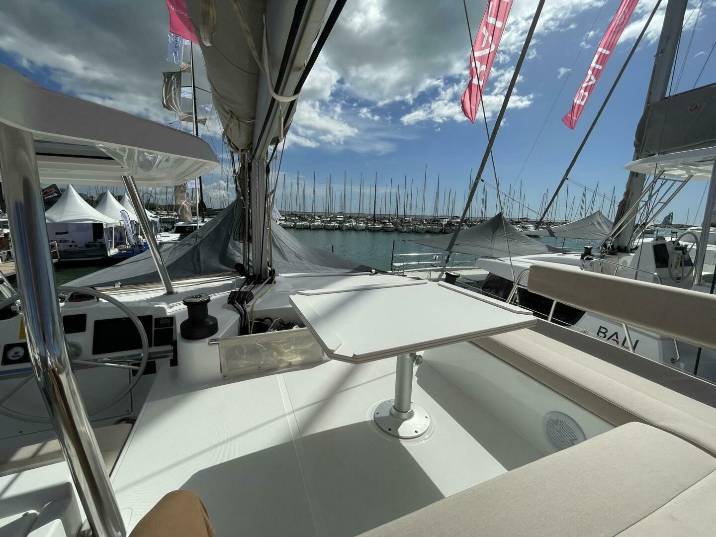 Slide: The Image of Bali 4.4 Flybridge Skylounge Table - 5238981