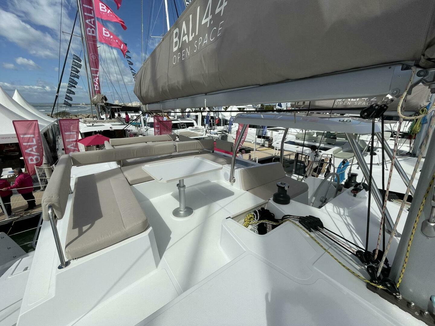 Slide: The Image of Bali 4.4 Flybridge Skylounge - 5238982