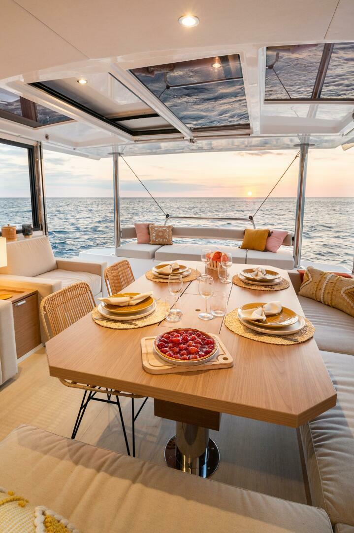 Slide: The Image of Bai 4.4 Dining Table 2 - 5238965