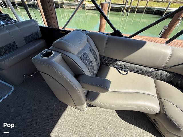 Slide: The Image of Luxurious Seating Throughout. - 15272599