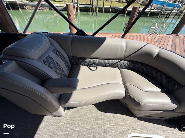 Slide: The Image of Luxurious Seating Throughout. - 15272598